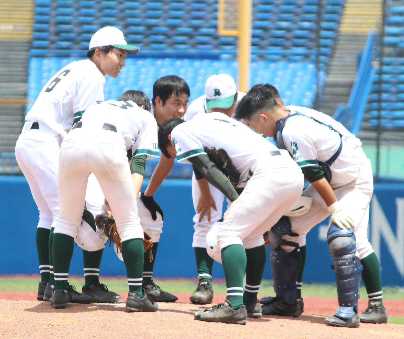 ピンチの場面でマウンドに集まり、笑顔を見せる正則の選手たち（撮影・保坂恭子）