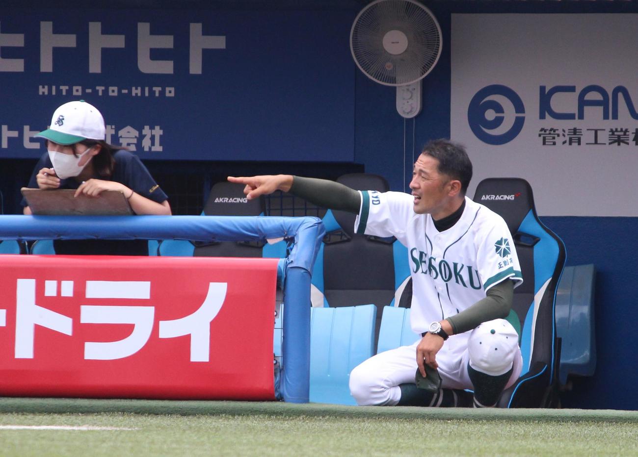 試合中に「この状況を楽しもう」と選手に声をかける正則・岸本監督（撮影・保坂恭子）