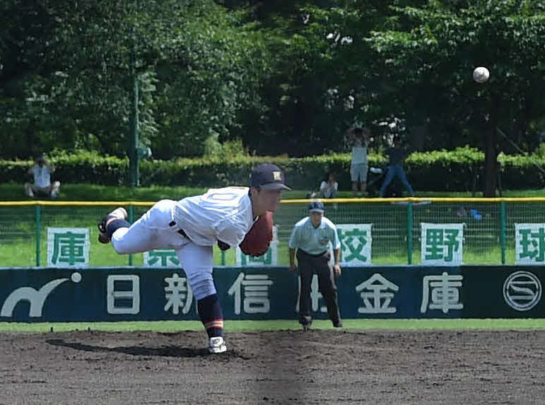 神戸弘陵対星陵　力投する神戸弘陵・小林楓依斗（撮影・小松将大）