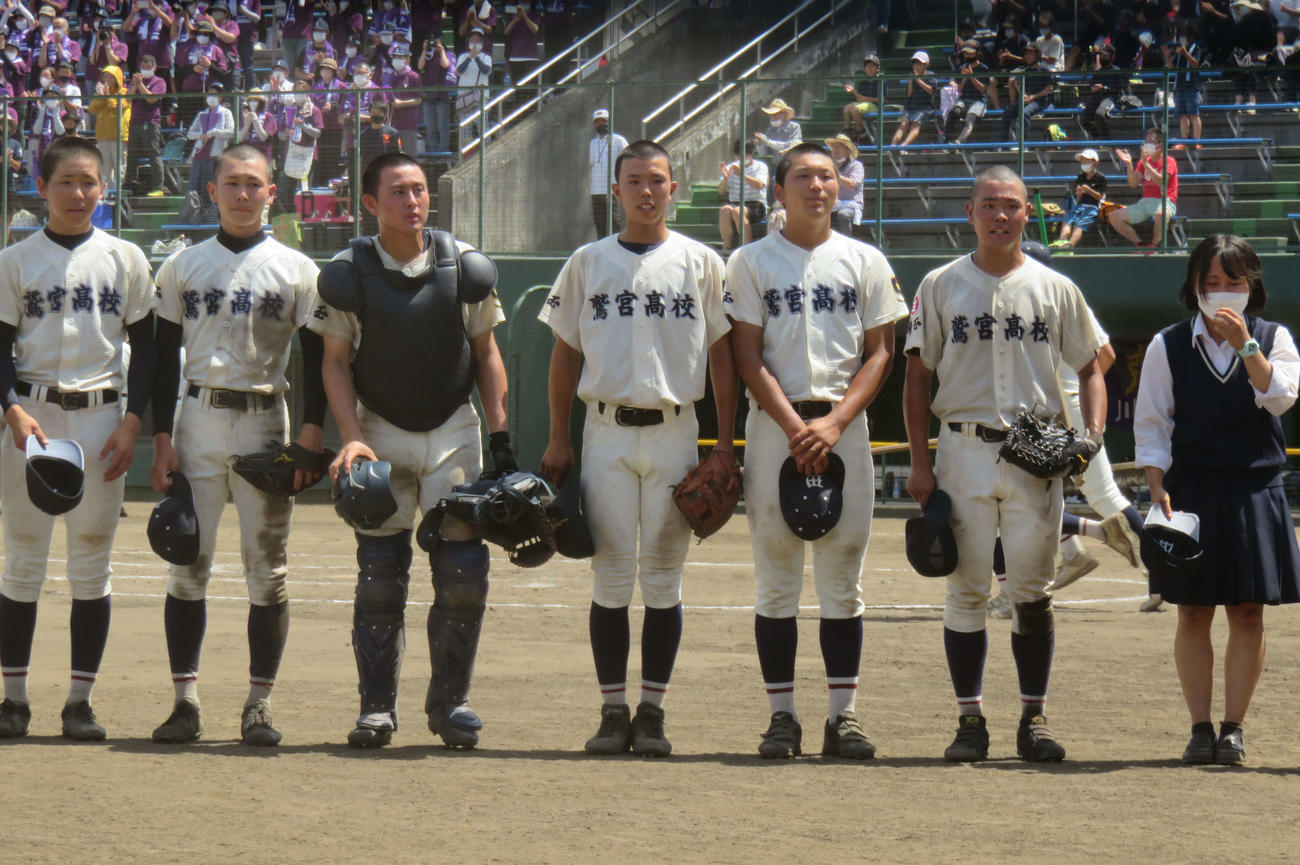鷲宮対県川越　初戦を突破し、スタンドにあいさつする鷲宮・後藤主将（右から2人目）（2022年7月10日）