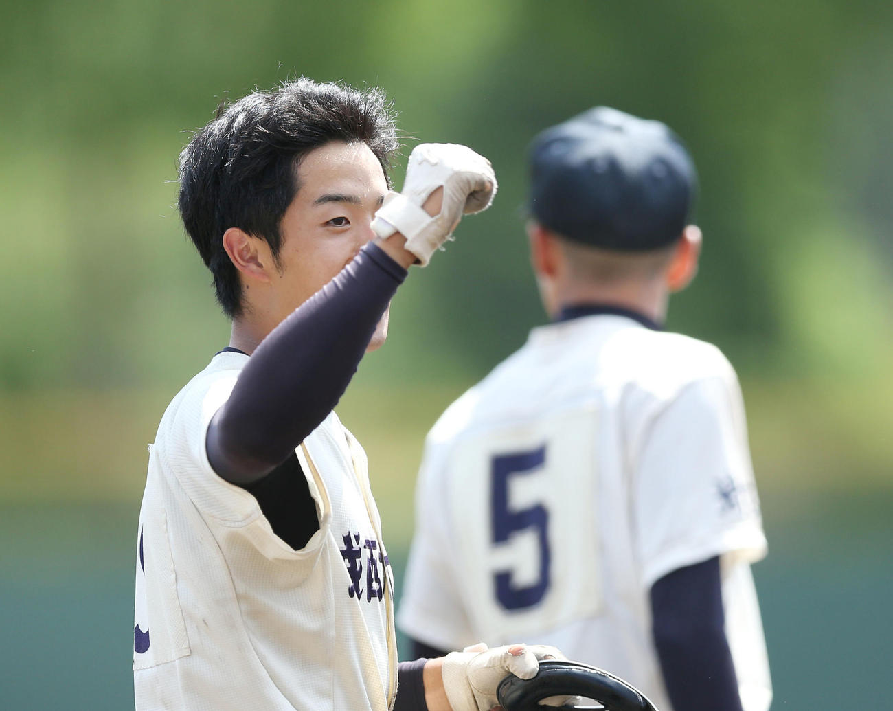 6回表城西大川越1死満塁、3点適時三塁打を放ち拳を上げる青木（撮影・宮地輝）