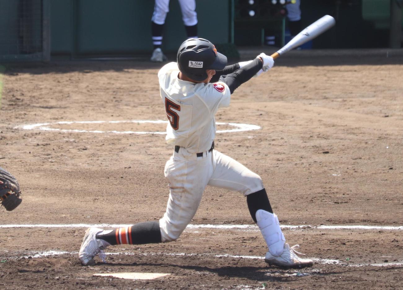川和対戸塚　1回裏2死三塁、左翼席へ2ランを放つ青柳知樹内野手（撮影・阿部泰斉）