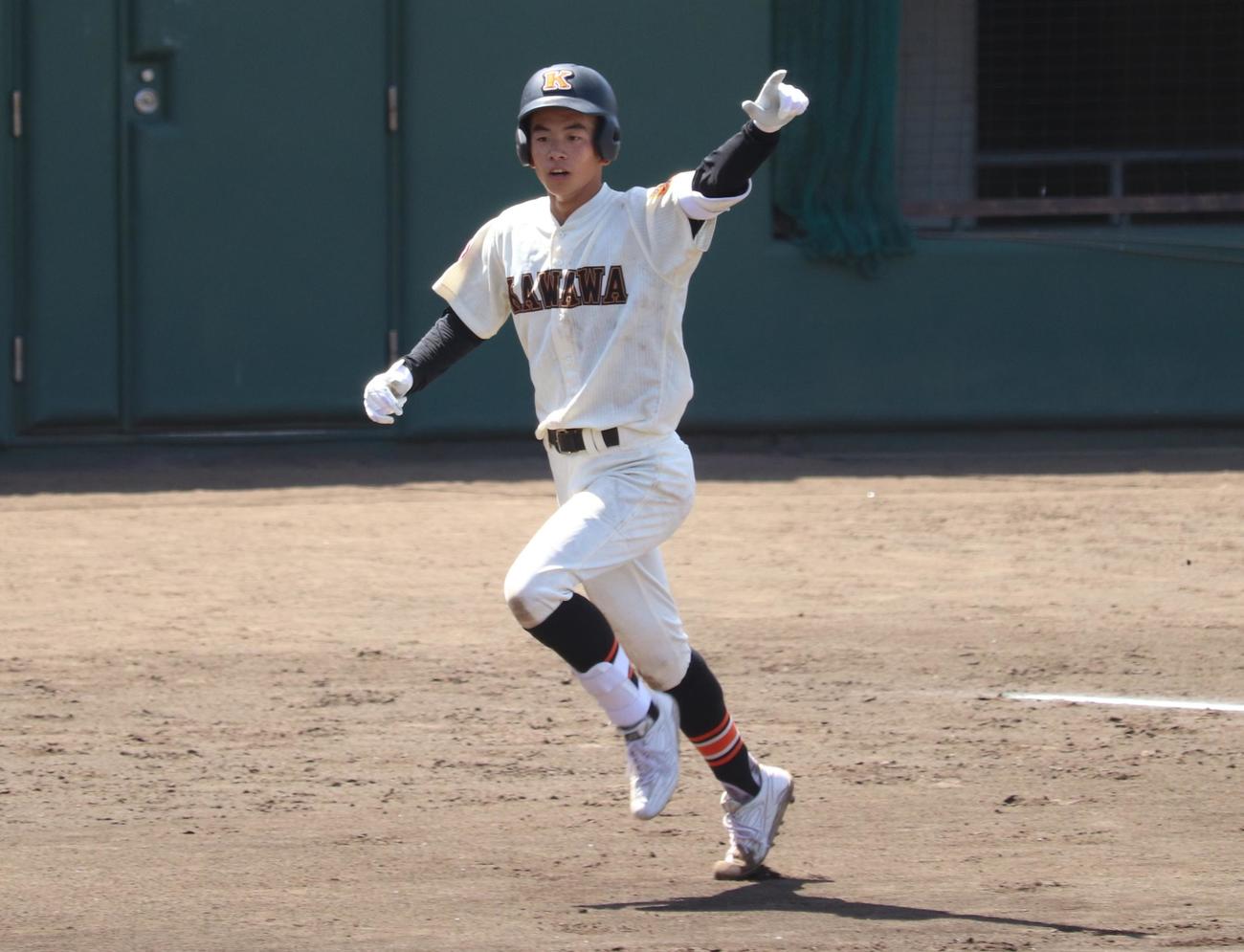 川和対戸塚　1回裏2死三塁、左翼席へ2ランを放った青柳知樹内野手（撮影・阿部泰斉）