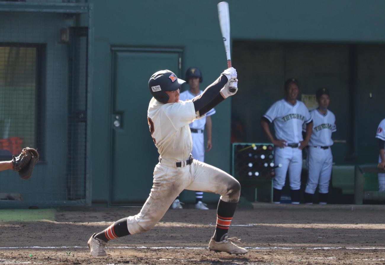 川和対戸塚　8回裏川和1死一、二塁中前へ勝ち越し適時打を放つ沢田健斗捕手（撮影・阿部泰斉）