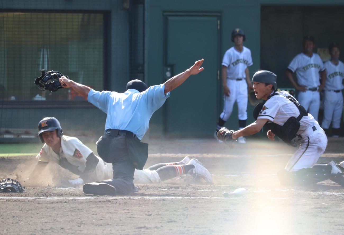 川和対戸塚　8回裏川和1死一、二塁沢田健斗捕手の適時打で勝ち越しを決める（撮影・阿部泰斉）