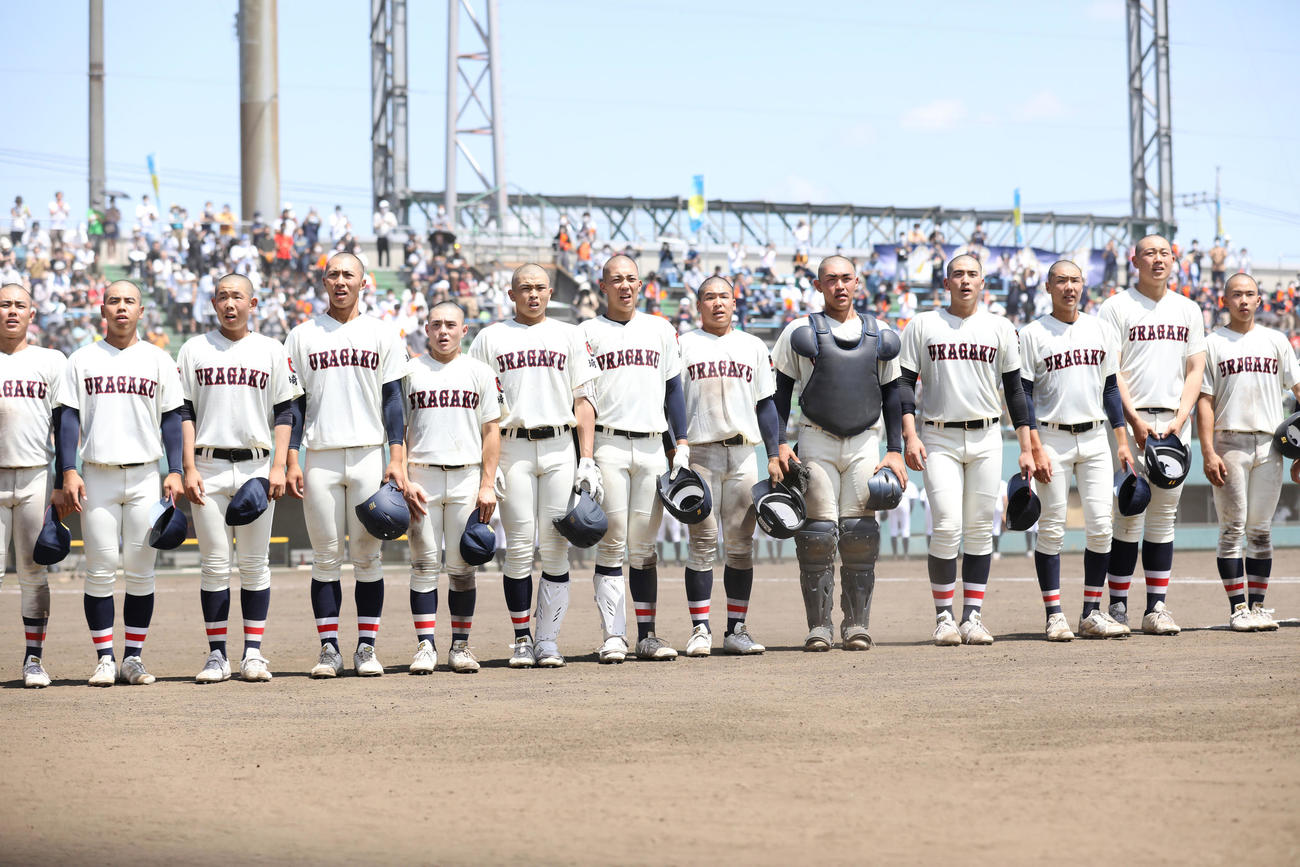 浦和東対浦和学院　5回コールド勝ちを収め、整列する浦和学院ナイン（撮影・宮地輝）