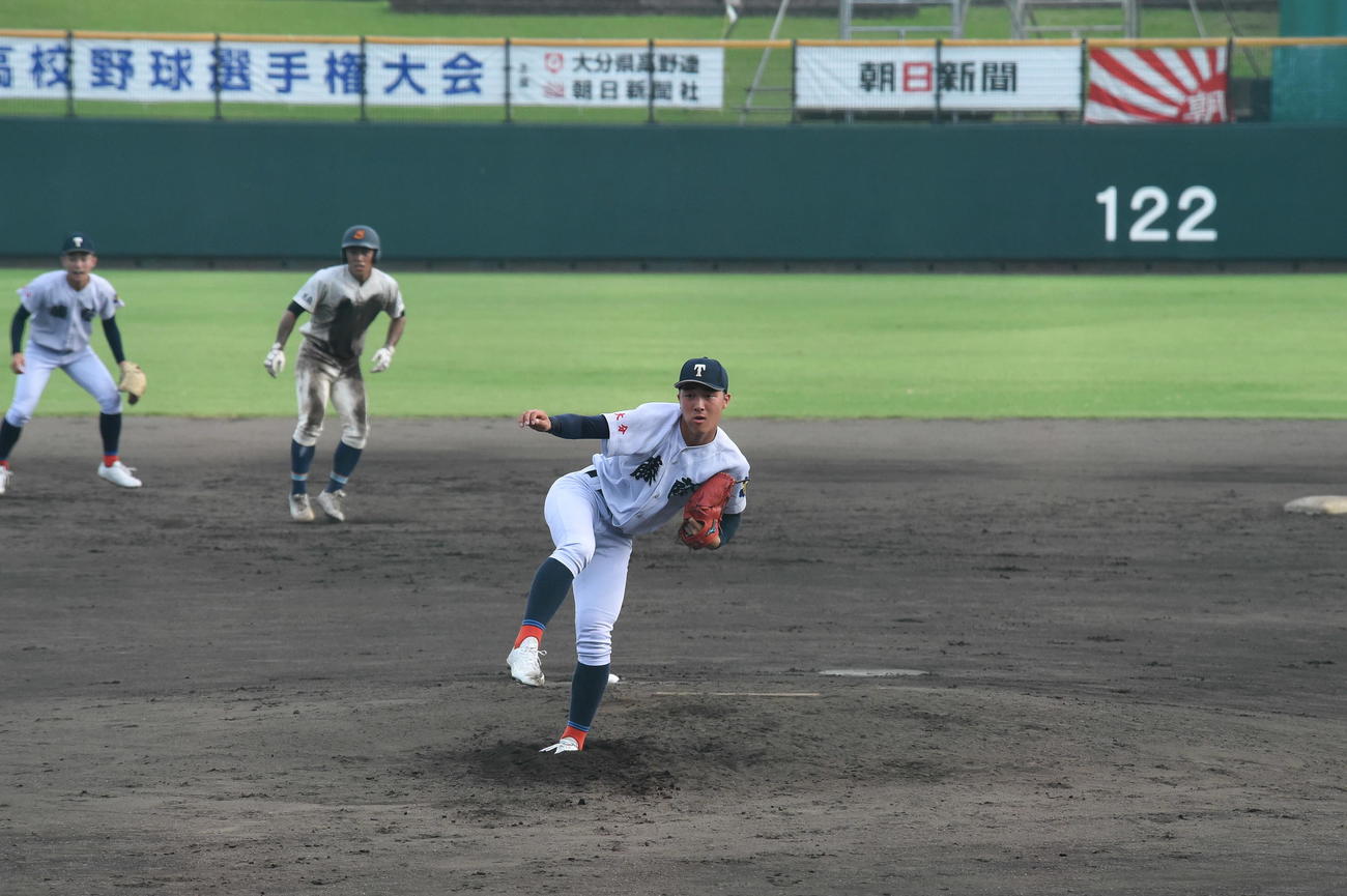 藤蔭の2番手で登板した松石信八投手（撮影・前山慎治）