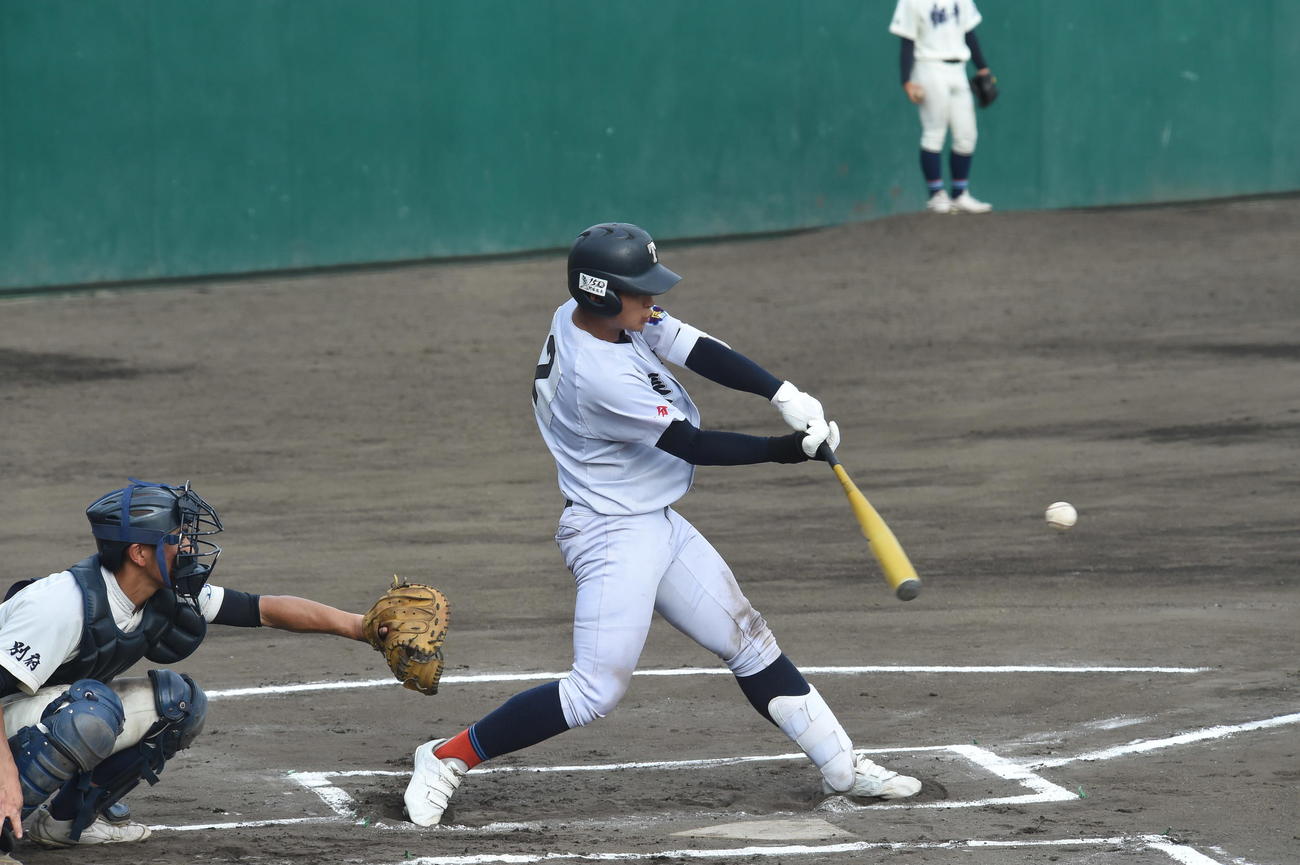藤蔭の河津陽和（はると）捕手（2年）は2回1死二塁から右中間に先制適時三塁打を放つ（撮影・前山慎治）