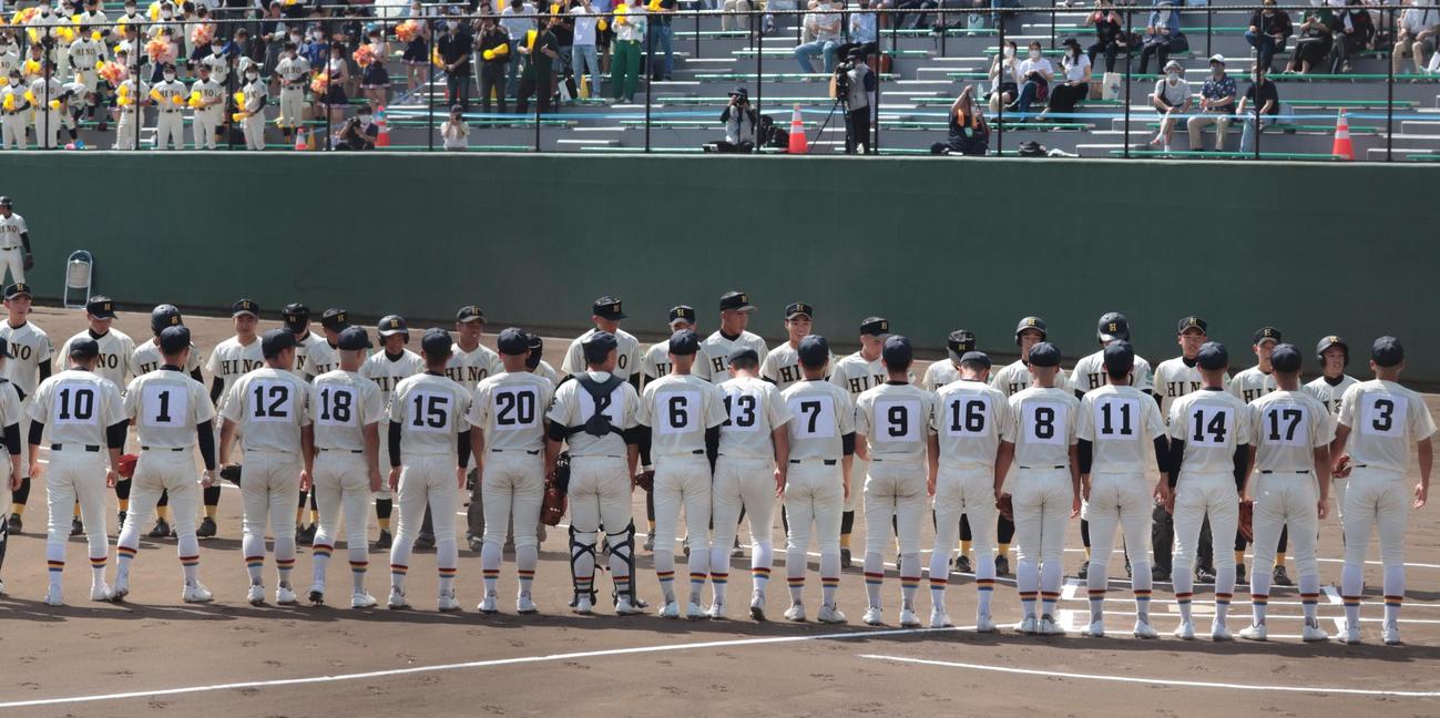 日野対創価　試合開始の整列に並ぶ背番号「1」の創価・杉江投手（左から2人目）（撮影・藤塚大輔）