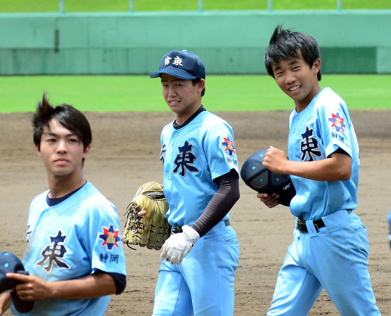 試合後、応援席からの拍手に笑顔を見せる富士宮東・大谷（中央）