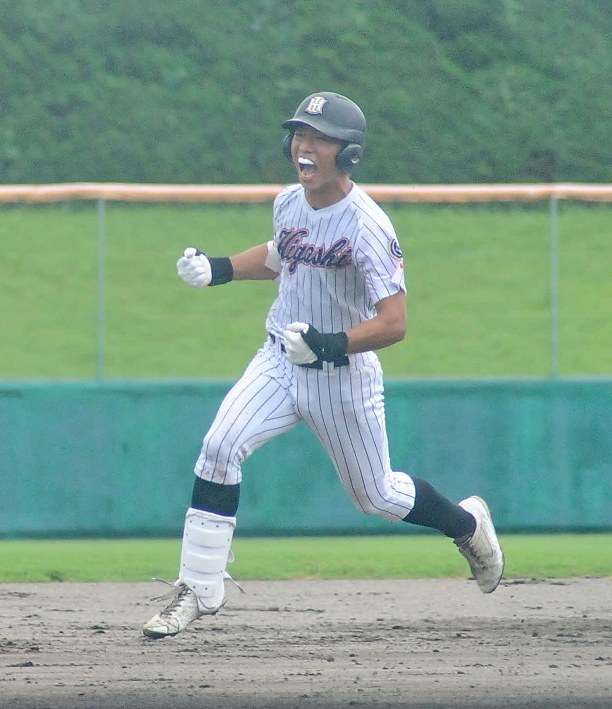 3回裏に本塁打を放ち、叫びながら塁を回る磐田東の石川