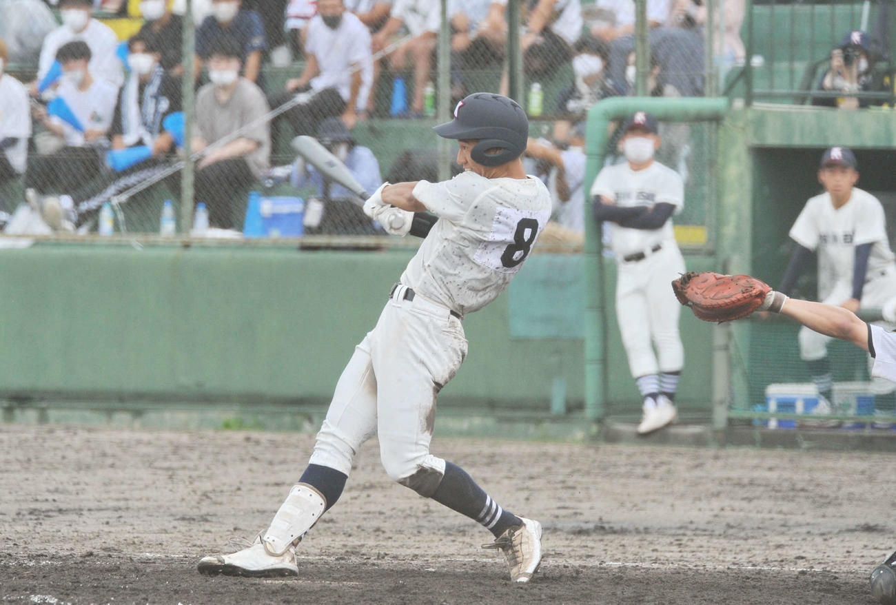 5回に右越え2点本塁打を放った掛川西の狩俣　