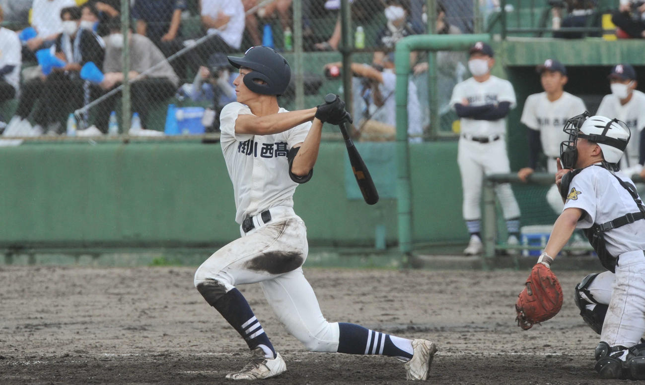 5回に右前打を放つ掛川西の羽切