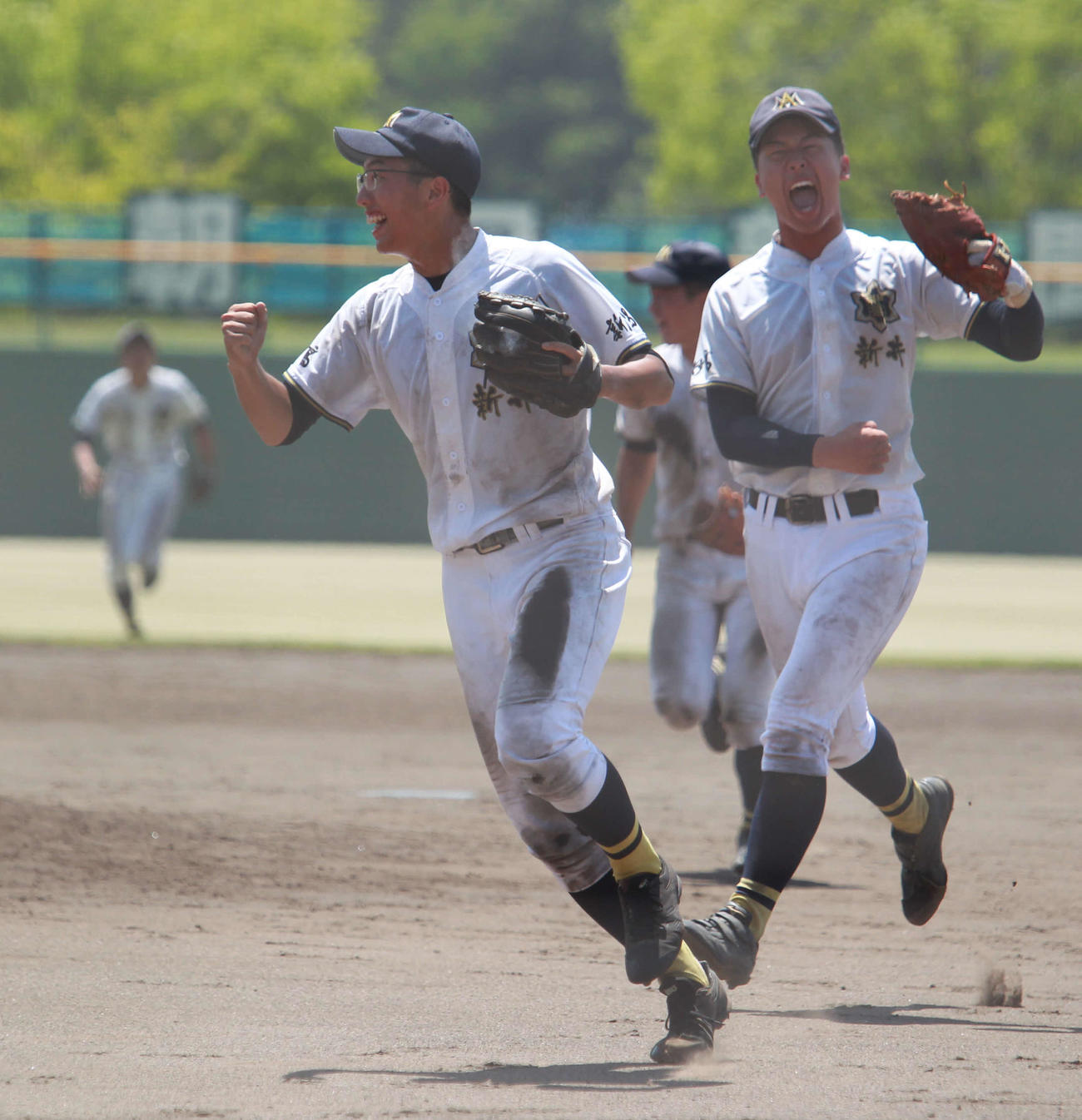 柏崎対新井　勝利の瞬間、一塁手から救援した小股（左）がガッツポーズすると、投手から一塁に回った宮下は雄たけび