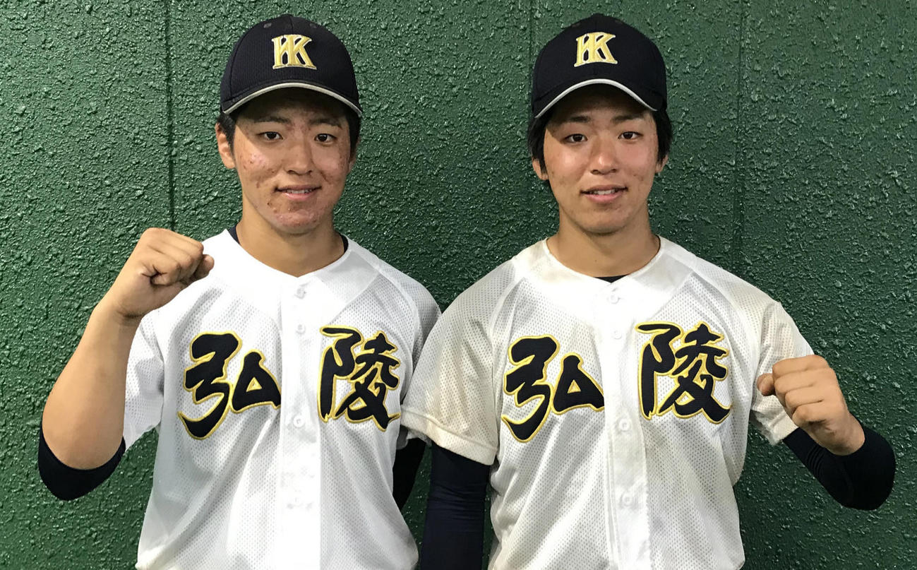 試合後、ガッツポーズをして笑顔を見せる小林楓依斗（左）と小林悠依斗（撮影・小松将大）