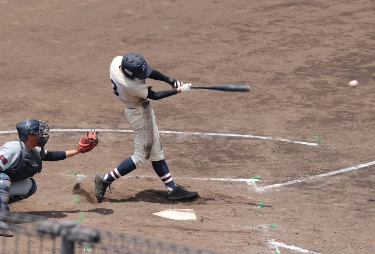 永山対成蹊　４回成蹊2死満塁から左前適時打を放つ主将の和仁内野手（撮影・藤塚大輔）