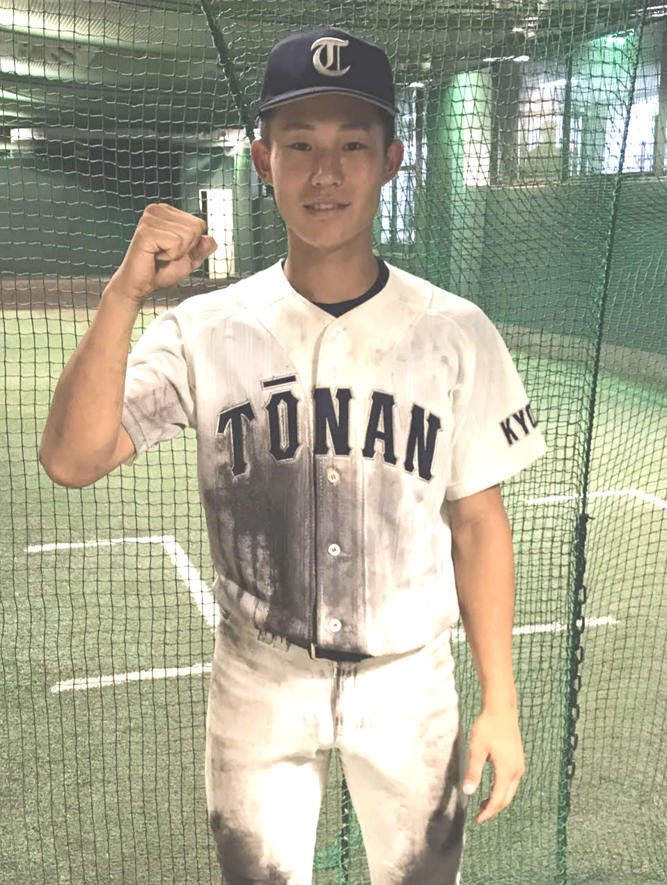 塔南対西舞鶴　試合後、笑顔でガッツポーズをする高橋颯汰（撮影・小松将大）
