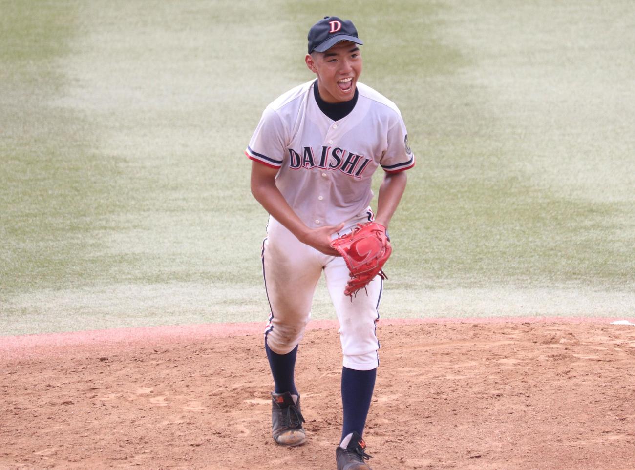寒川対大師　三振を奪い、雄たけびをあげる大師の先発・沢田寛太投手（撮影・阿部泰斉）