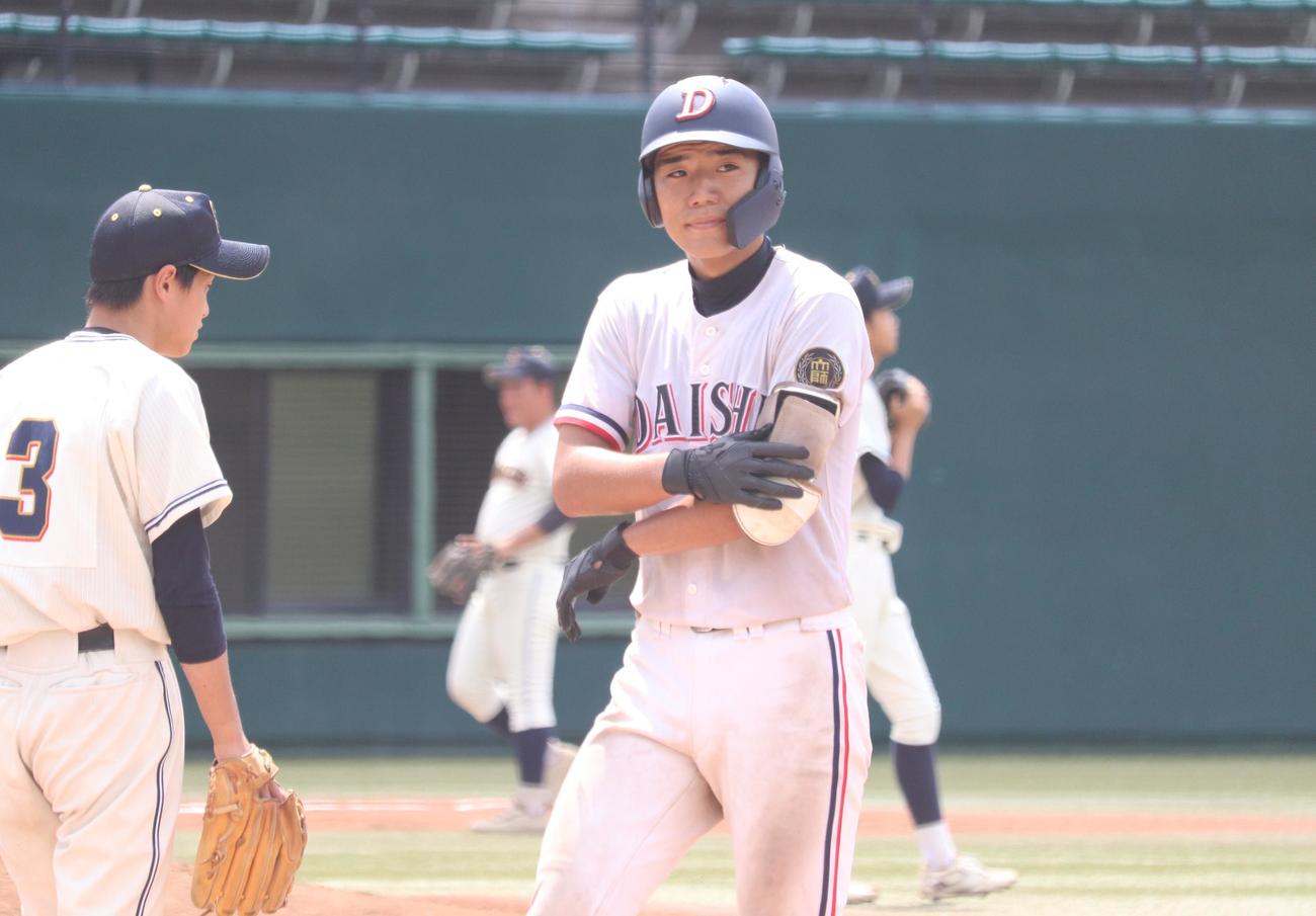 寒川対大師　1回裏大師1死三塁、左前適時打を放った沢田寛太投手（撮影・阿部泰斉）