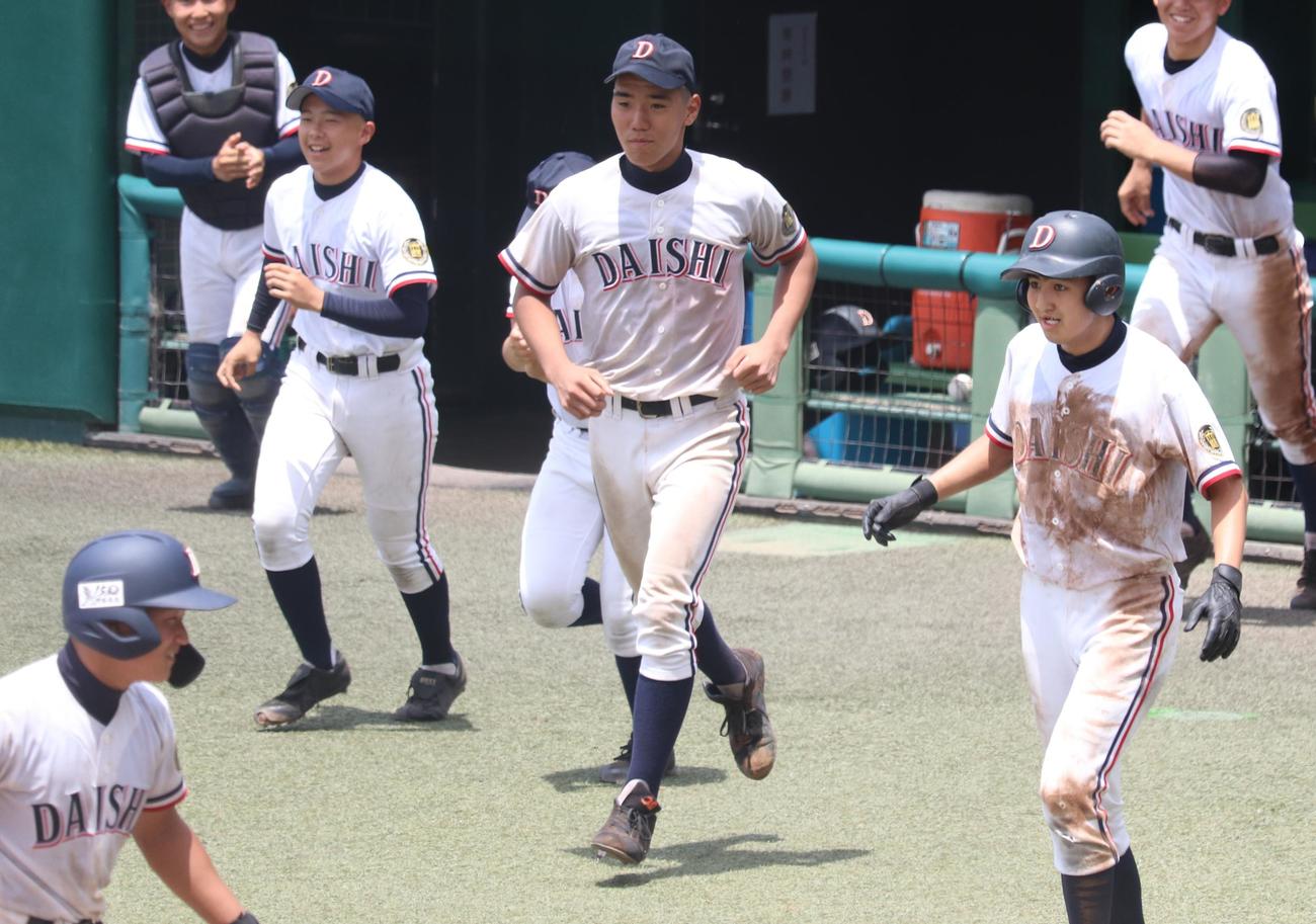 寒川対大師　コールド勝ちを決め、整列に向かう大師ナインと沢田寛太投手（中央）（撮影・阿部泰斉）