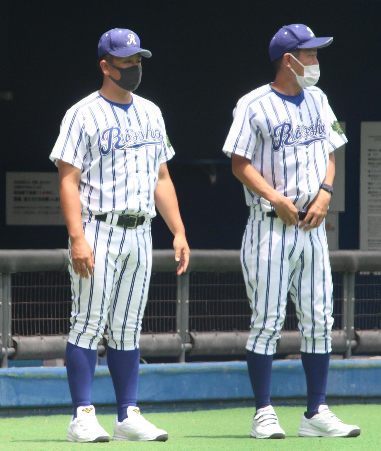 立正大立正対本郷　試合後、あいさつをする立正大立正・内田監督（左）（撮影・保坂恭子）