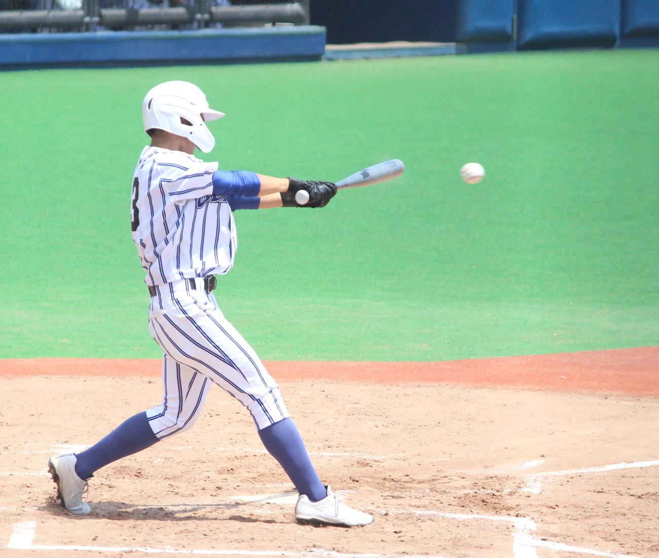 立正大立正対本郷　立正大立正6回表2死二、三塁、右前適時打で追加点を上げた石垣（撮影・保坂恭子）