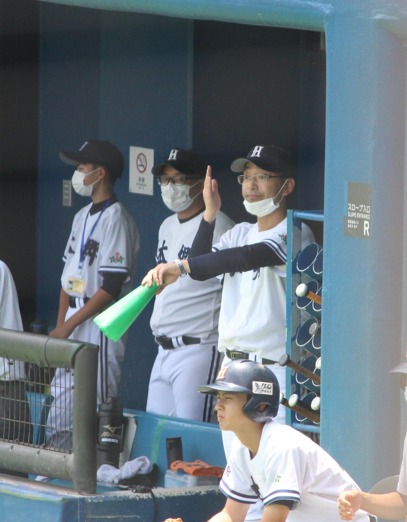立正大立正対本郷　ベンチからサインを出す本郷・小川監督（右端）（撮影・保坂恭子）