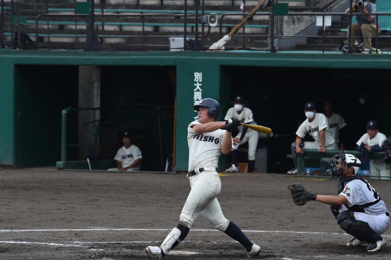 3回先頭で左翼ポール際にソロを放つ大分商・福田紘史内野手（3年）