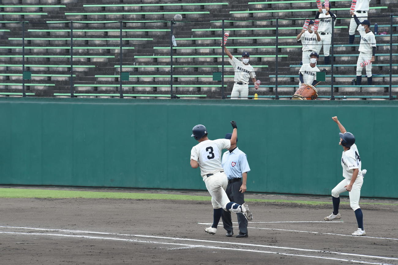 3回先頭からソロを放ちガッツポーズを見せる福田紘史内野手（左）と大分商チームメート