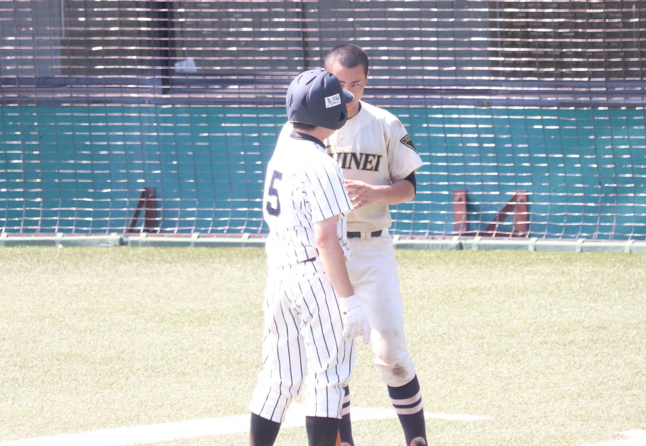 小田原城北工対県川崎・新栄　連合チームの県川崎・新栄。着用するユニフォームは異なるが、ともに勝利を目指した（撮影・阿部泰斉）