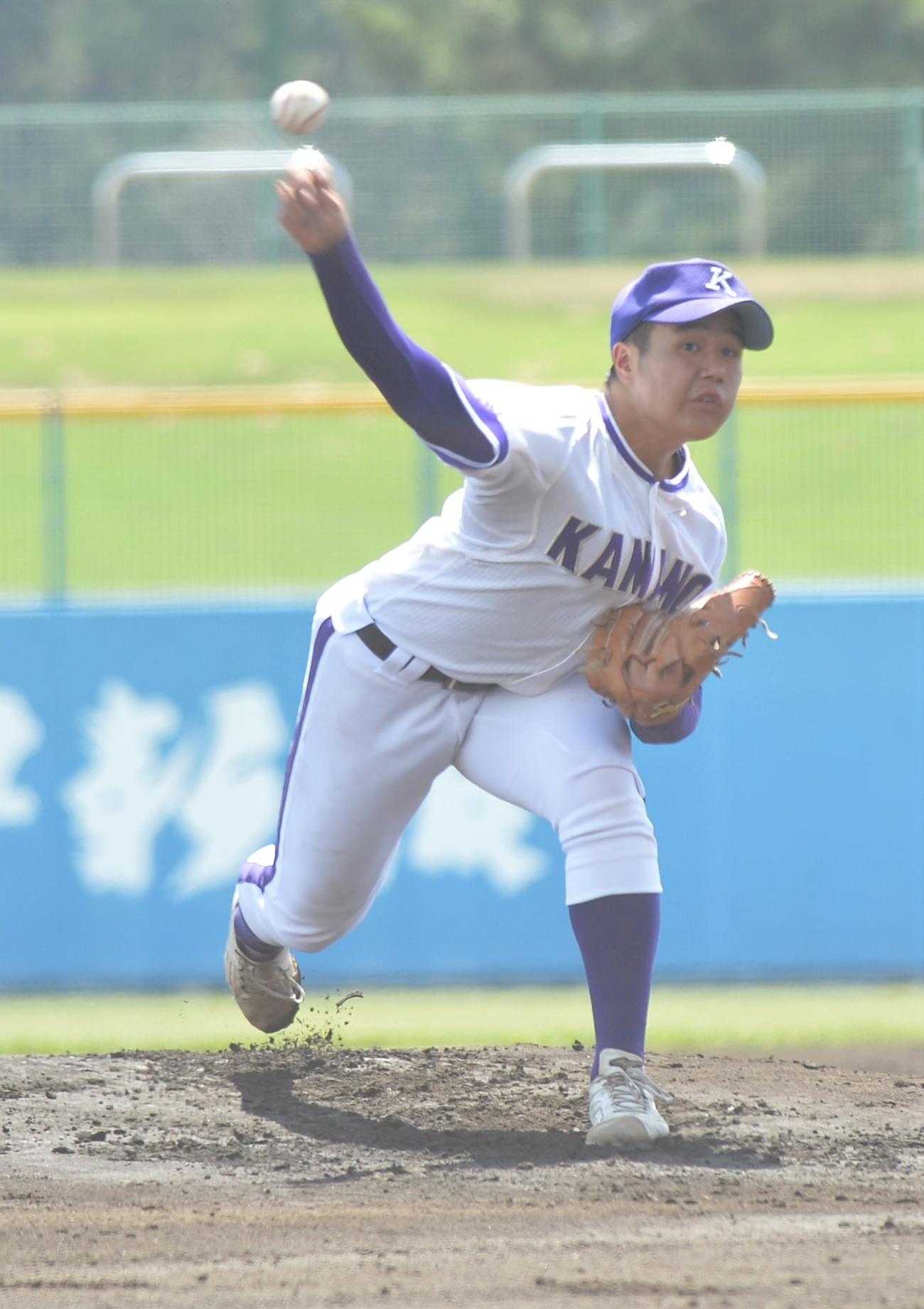 先発した金足農・半田（撮影・佐藤究）
