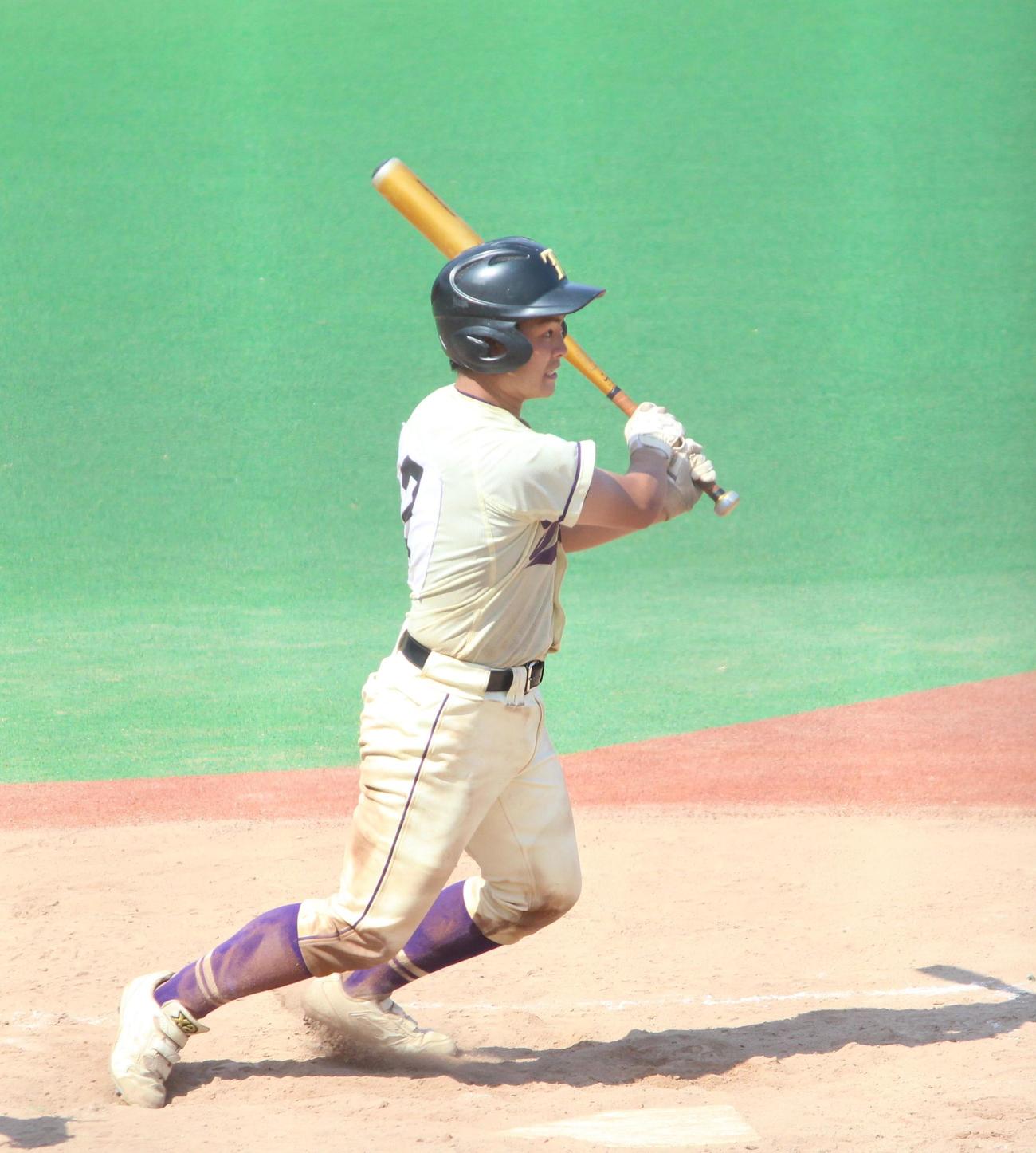 広尾対東京　8回裏東京無死三塁、勝ち越しの適時三塁打を放つ水谷（撮影・保坂恭子）