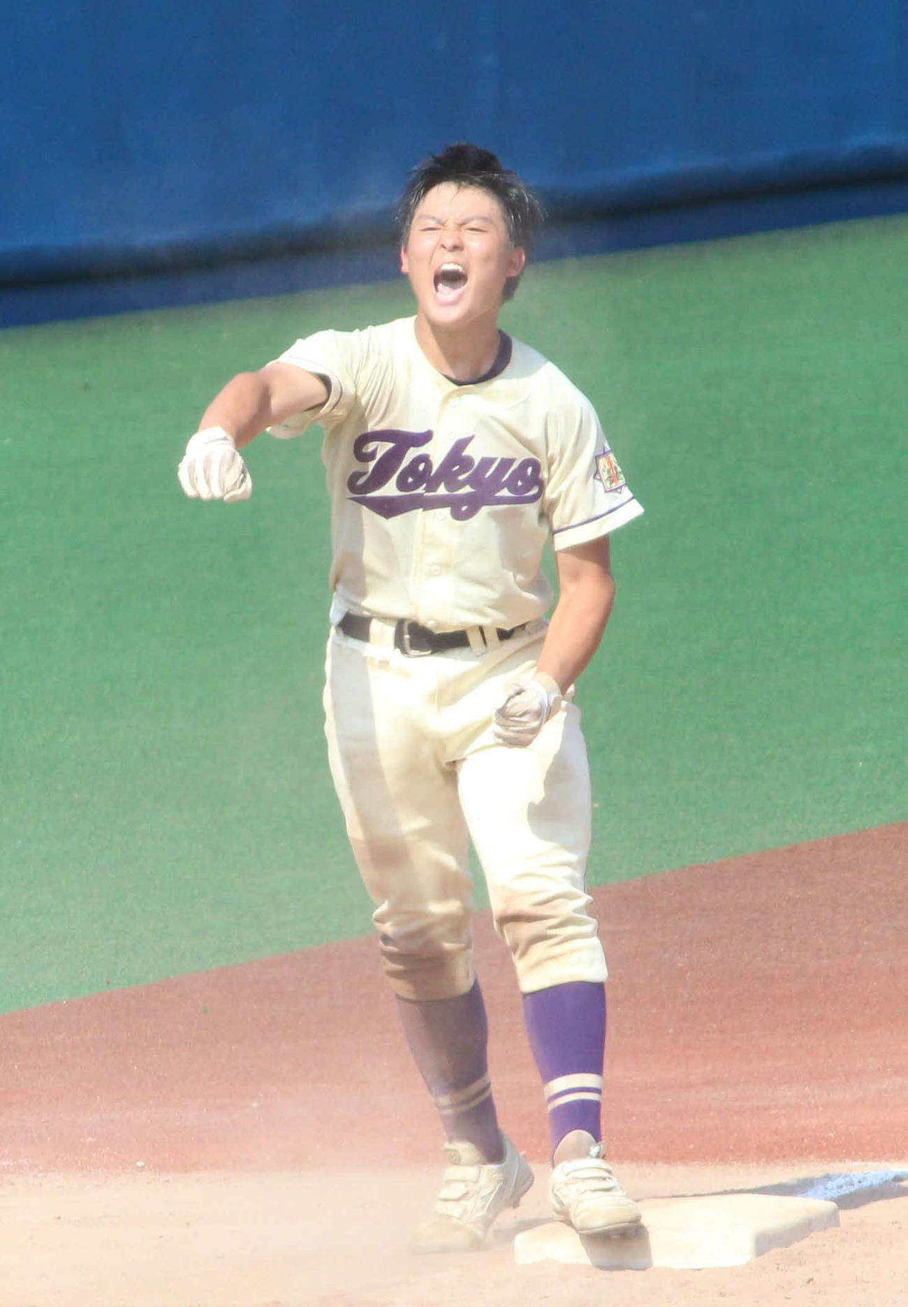 広尾対東京　8回裏東京無死三塁、勝ち越しの適時三塁打を放ちヘルメットを飛ばして激走し、ガッツポーズの水谷（撮影・保坂恭子）