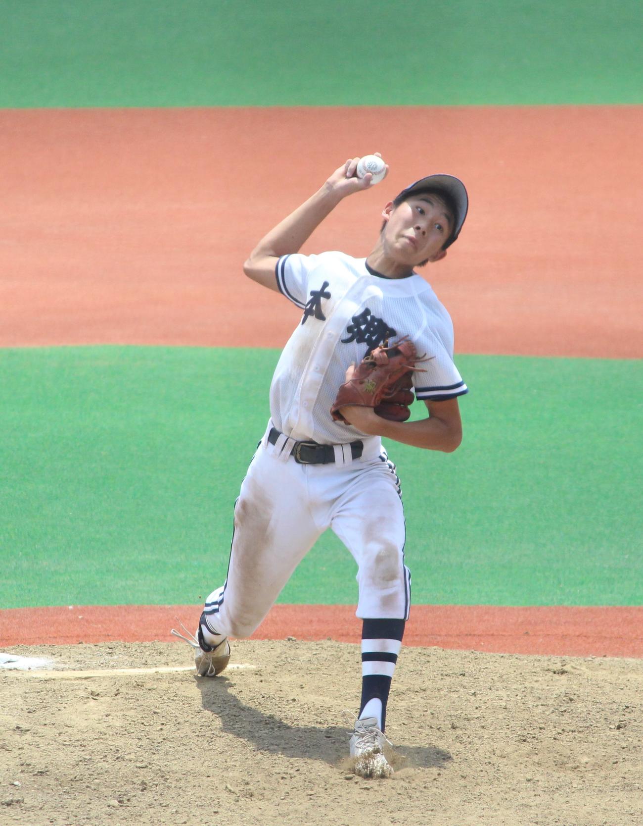 立正大立正対本郷　先発し力投する本郷・飯島（撮影・保坂恭子）
