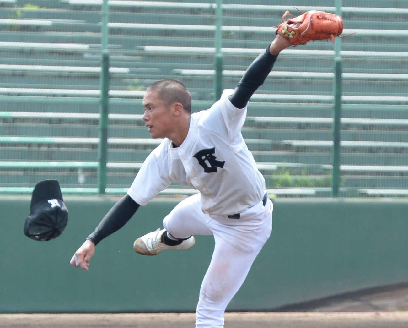 飯塚対小倉　帽子を飛ばしながら力投する小倉の先発吉川（撮影・只松憲）