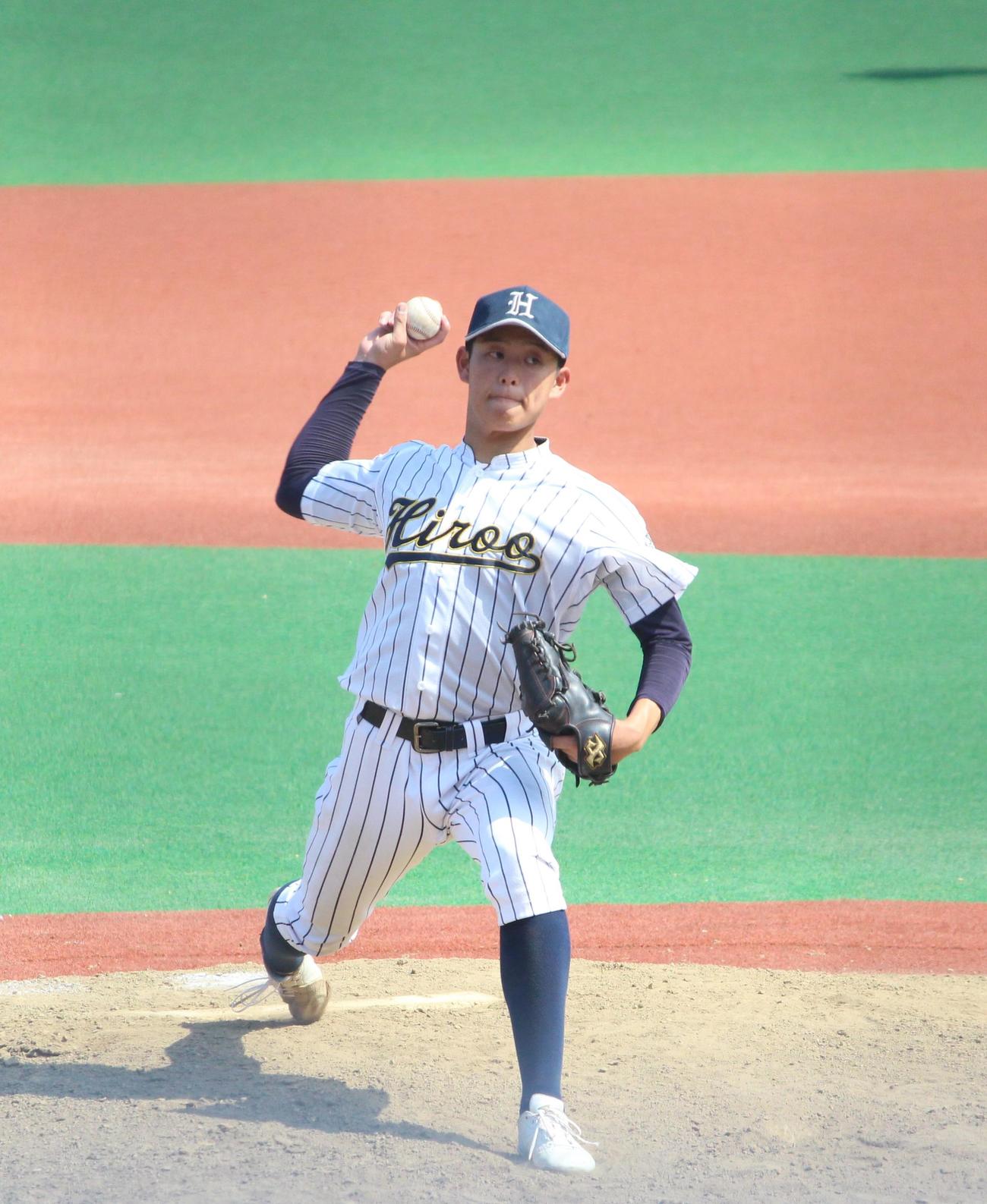 広尾対東京　先発し力投する広尾・佐藤（撮影・保坂恭子）