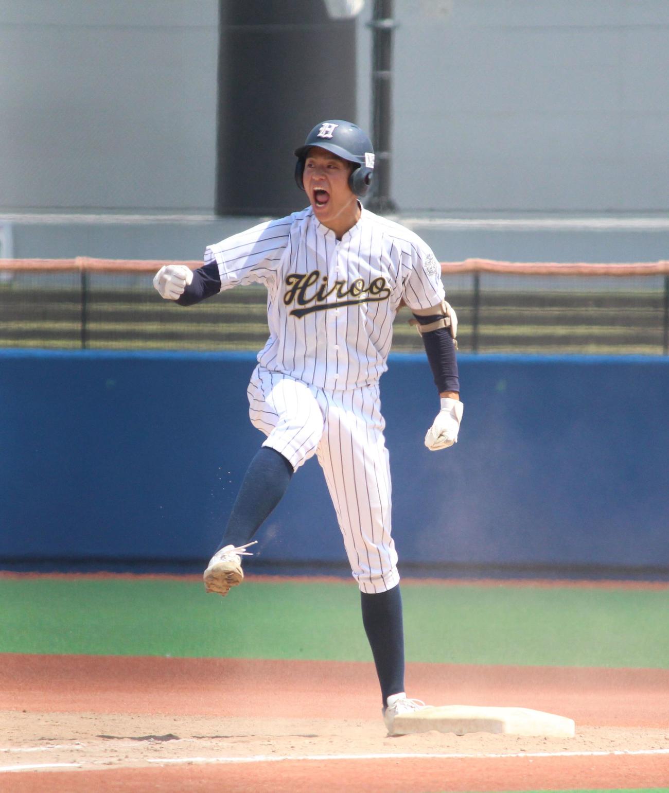 広尾対東京　3回表広尾1死満塁、適時打を放ちガッツポーズの佐藤（撮影・保坂恭子）