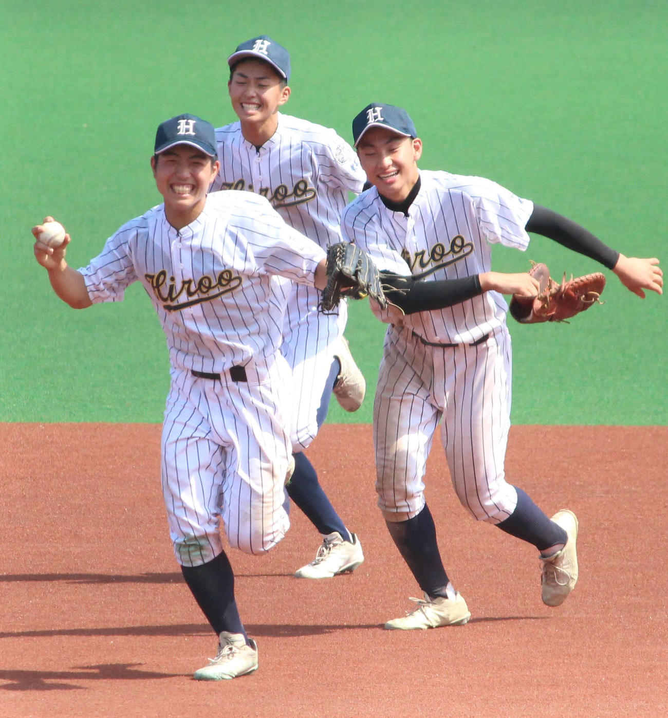 広尾対東京　7回裏東京2死三塁、右翼への打球を好守し、笑顔でベンチに戻る広尾・谷宮（左）（撮影・保坂恭子）