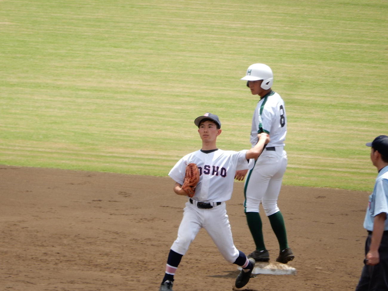 東大和－五商　3回表1死一、二塁。外野からの送球を受け、投手に返す五商の左利き二塁手・春木玲蘭