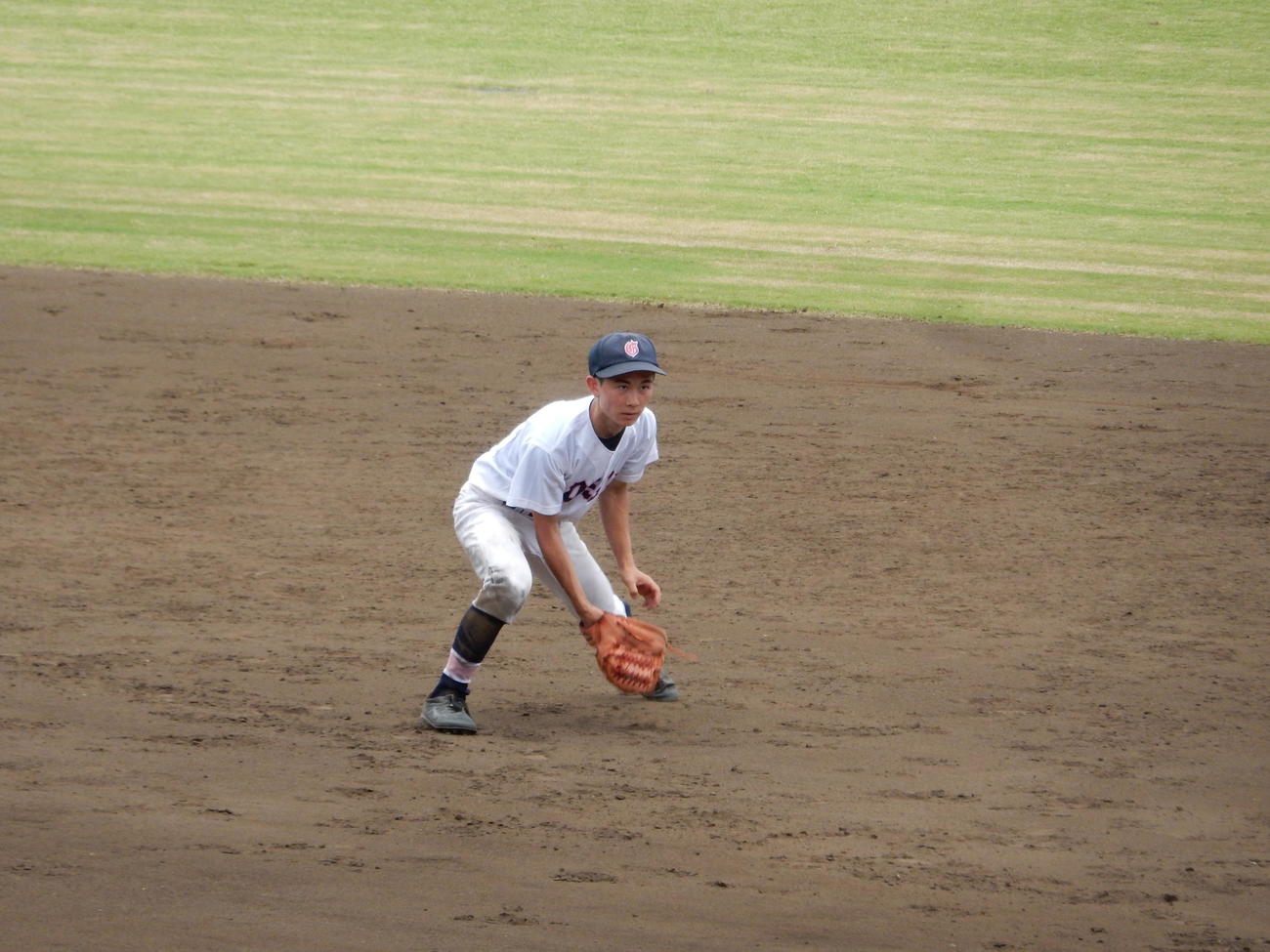 東大和対五商　3回表東大和1死満塁、ピンチの場面で、左利きながら右翼から二塁の守備位置に入った五商・春木
