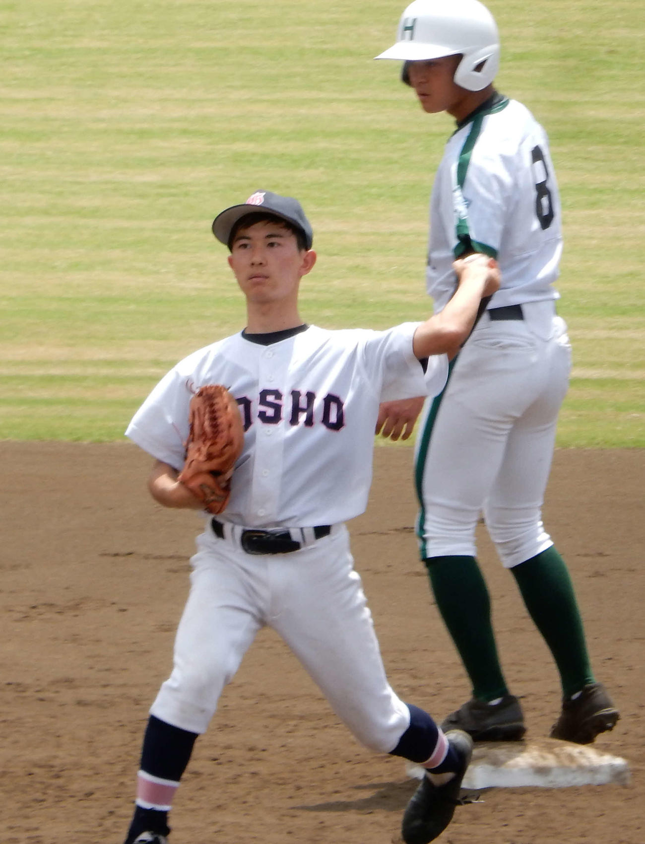 東大和対五商　3回表東大和1死一、二塁、投手に返球する左利き二塁手の五商・春木（手前）