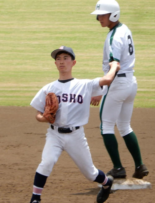 左利きの二塁手が出現 五商・春木玲蘭「2年からやってる」も「併殺は