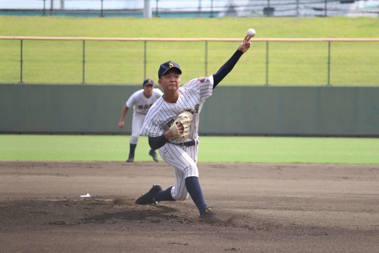 龍野戦に先発した明石商業・常深颯大（撮影・波部俊之介）