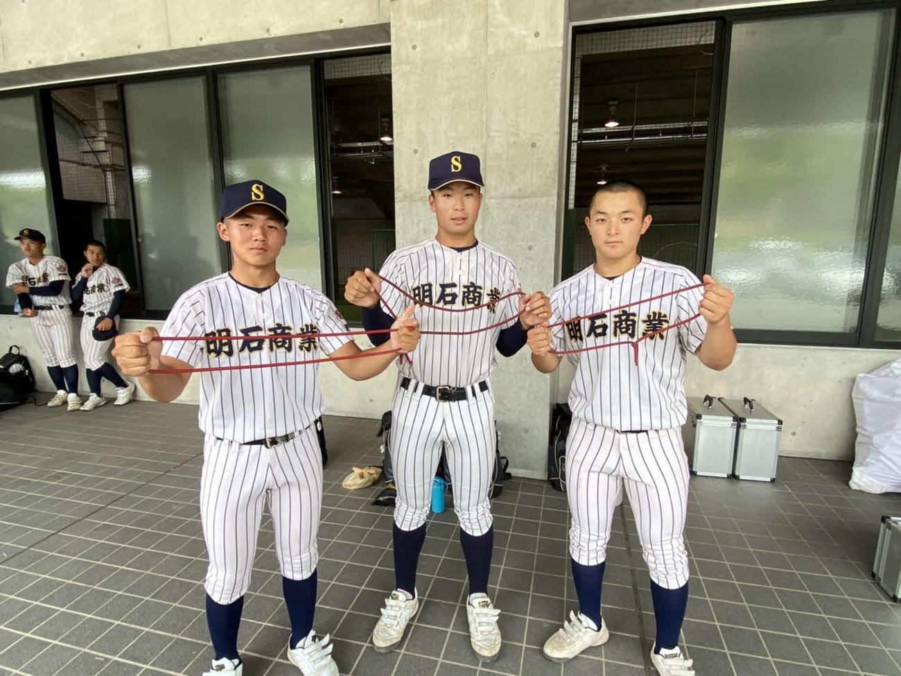 明石商業で、1人1本持っているトレーニングチューブを持つ3年生部員。左から高田恵伍、上島陸、園田葵（撮影・波部俊之介）
