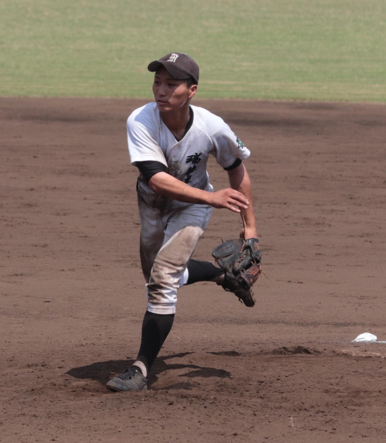 明星対瑞穂農芸　瑞穂農芸2番手で力投する石井（撮影・藤塚大輔）