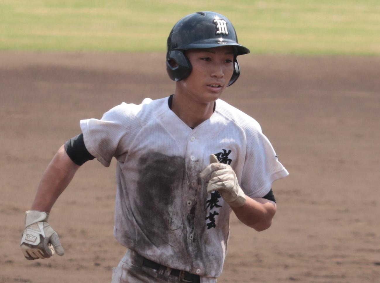 明星対瑞穂農芸　5回無死の場面で右飛に倒れ、ベンチへ戻る瑞穂農芸・石井投手（撮影・藤塚大輔）