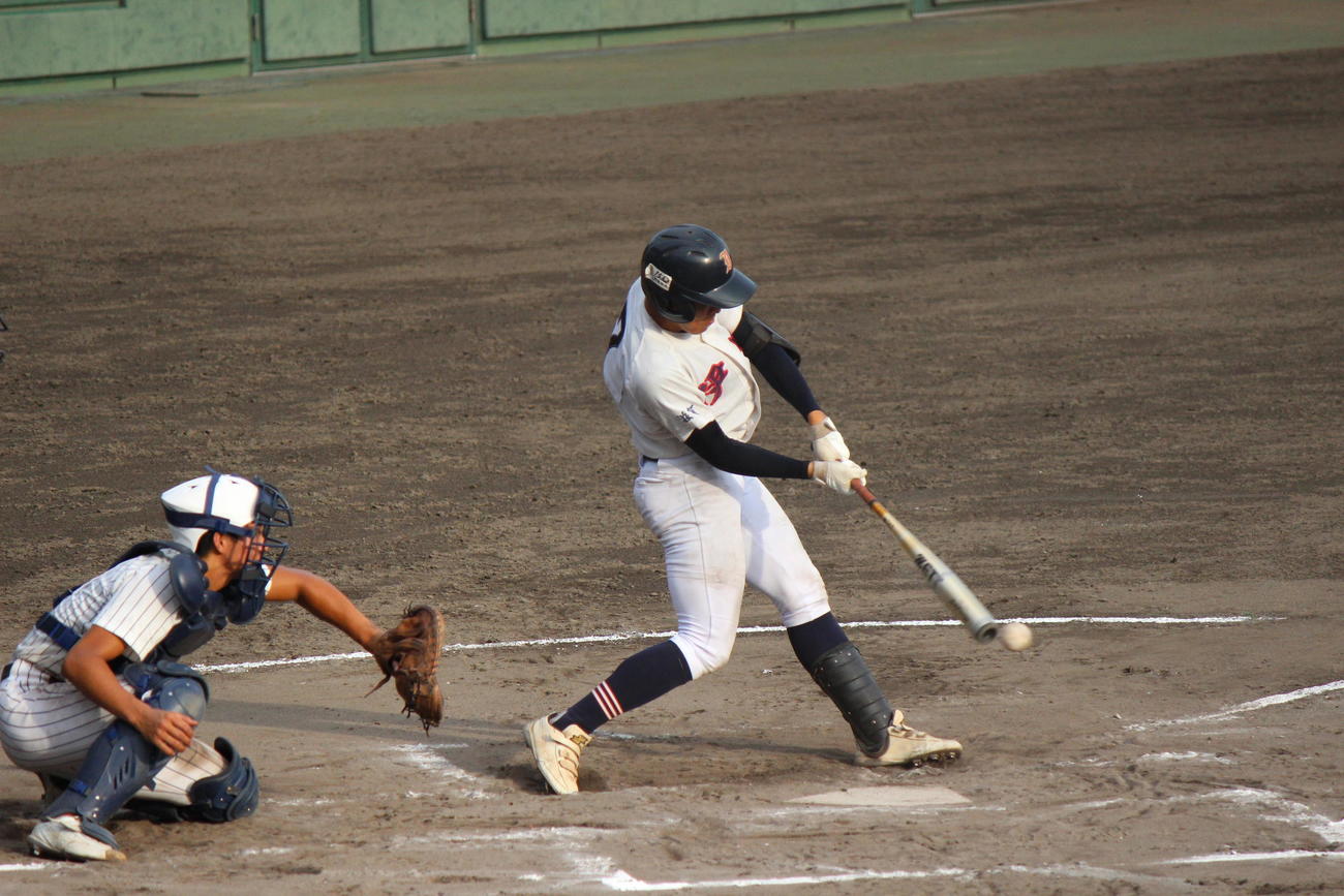 滋賀学園戦の11回、左前に決勝打を放つ伊吹・中川蒼（撮影・柏原誠）