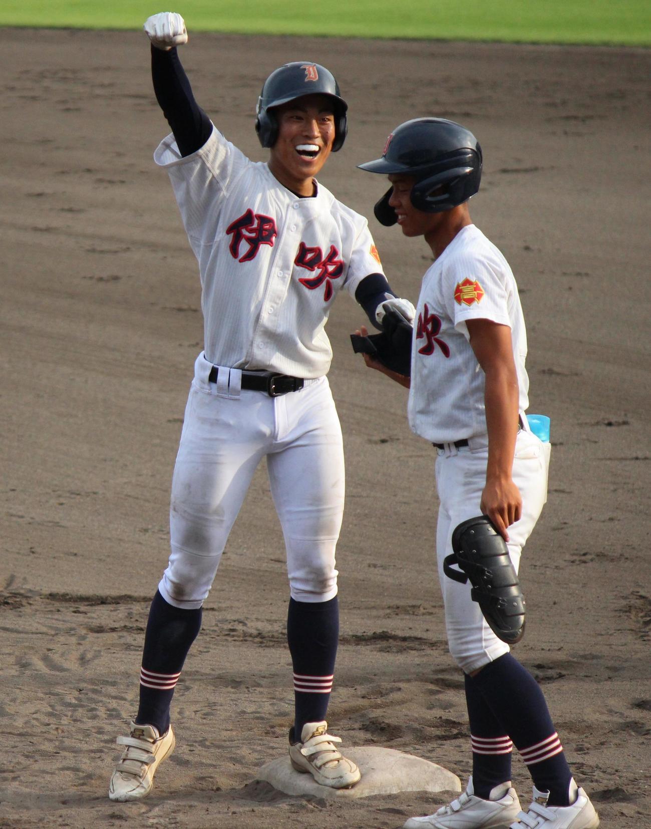 滋賀学園戦の11回、左前に決勝打を放ちガッツポーズする伊吹・中川蒼（撮影・柏原誠）