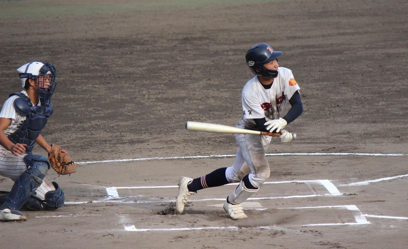 滋賀学園戦の11回、先頭で右前打を放つ伊吹・友田（撮影・柏原誠）