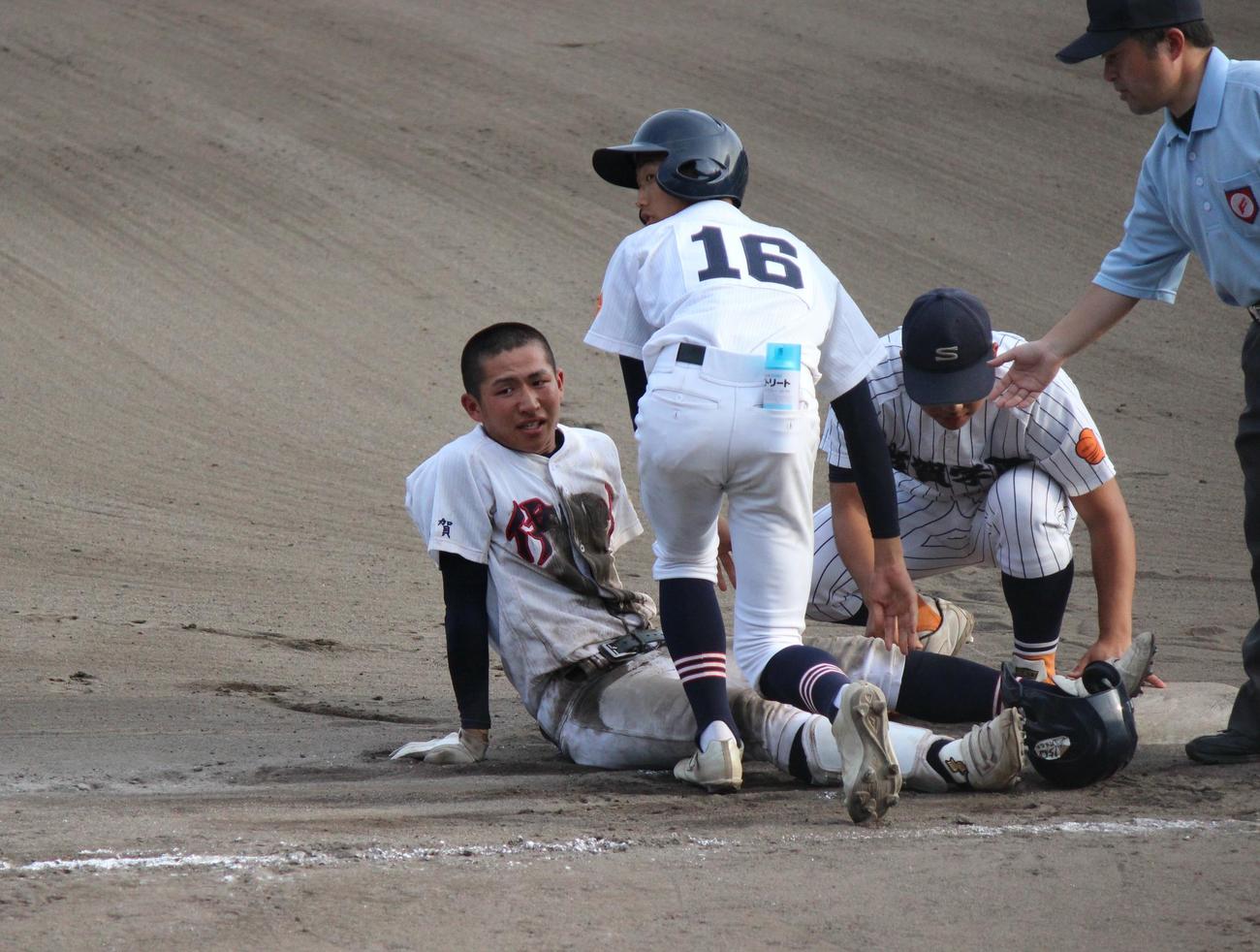滋賀学園戦の11回、先頭で右前打を放つも左足をつらせて交代する伊吹・友田（撮影・柏原誠）